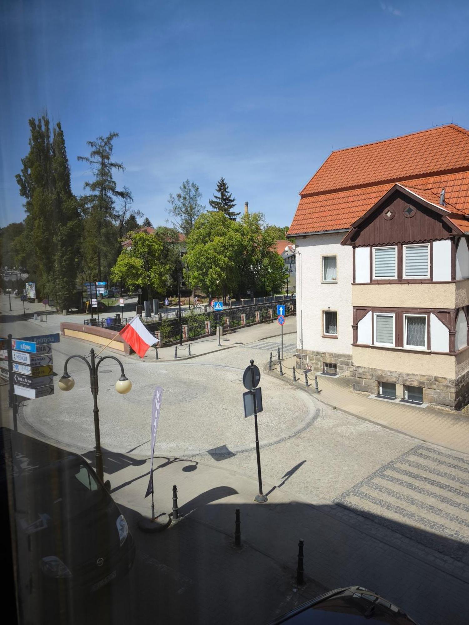 Uroczy Apartament Przy Deptaku Z Parkingiem. Поляниця-Здруй Екстер'єр фото